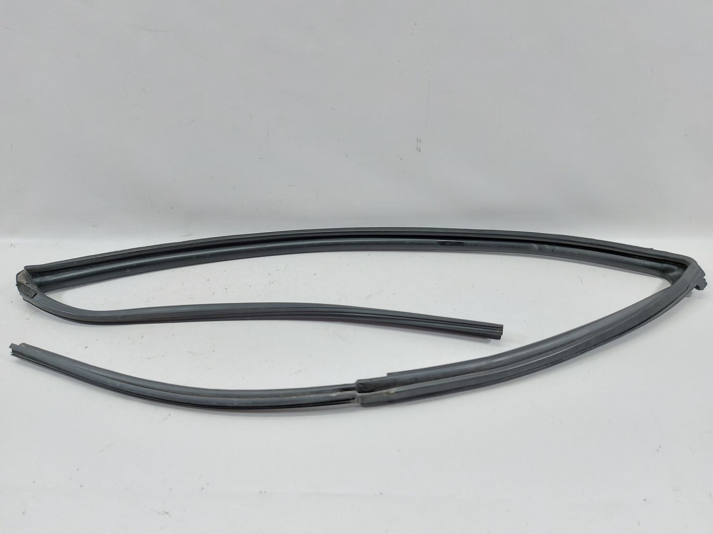 Prius. Направляющая резинка стекла двери передней левой Toyota Prius 2012-2019 6815152242 Toyota Prius