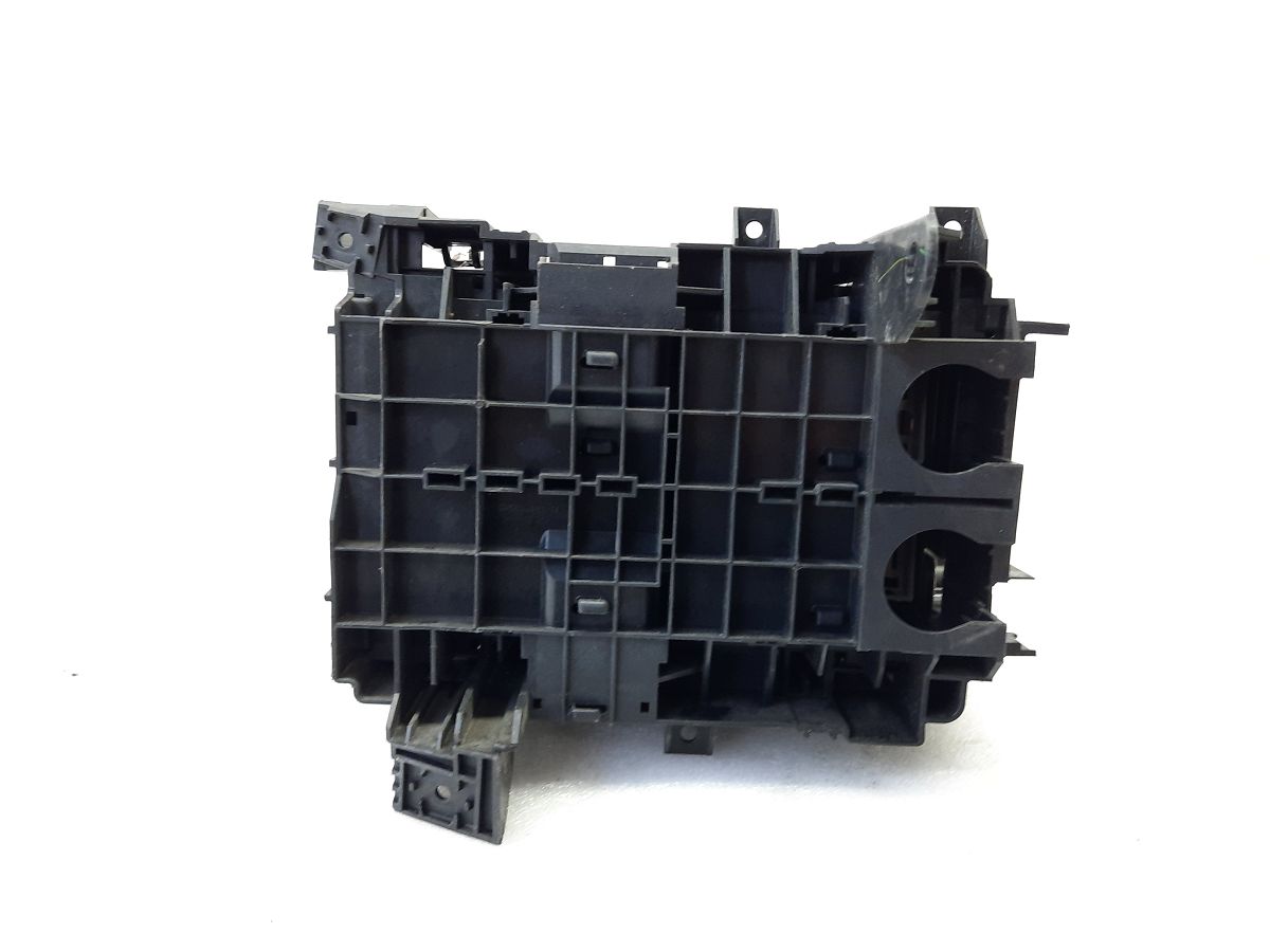 Malibu Корпус блоку запобіжників Chevrolet Malibu 2018 84533822 Chevrolet Malibu 3