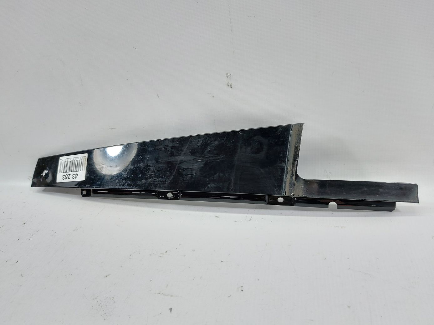 Товары с дефектами. Накладка стойки двери задней правой (с дефектом) глянец Chrysler 200 2015-2017 68144228AB Chrysler 200