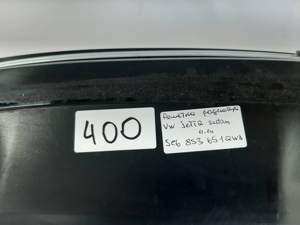 Товари з дефектами Решітка радіатора (дефект, немає хрому) Volkswagen Jetta sedan 2011-2014 5C6853651QWA Volkswagen Jetta sedan 8