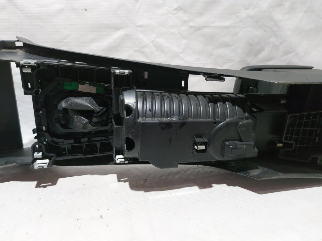Passat s Консоль центральна Volkswagen Passat S 2012-2015 561863241C82V Volkswagen Passat S 16