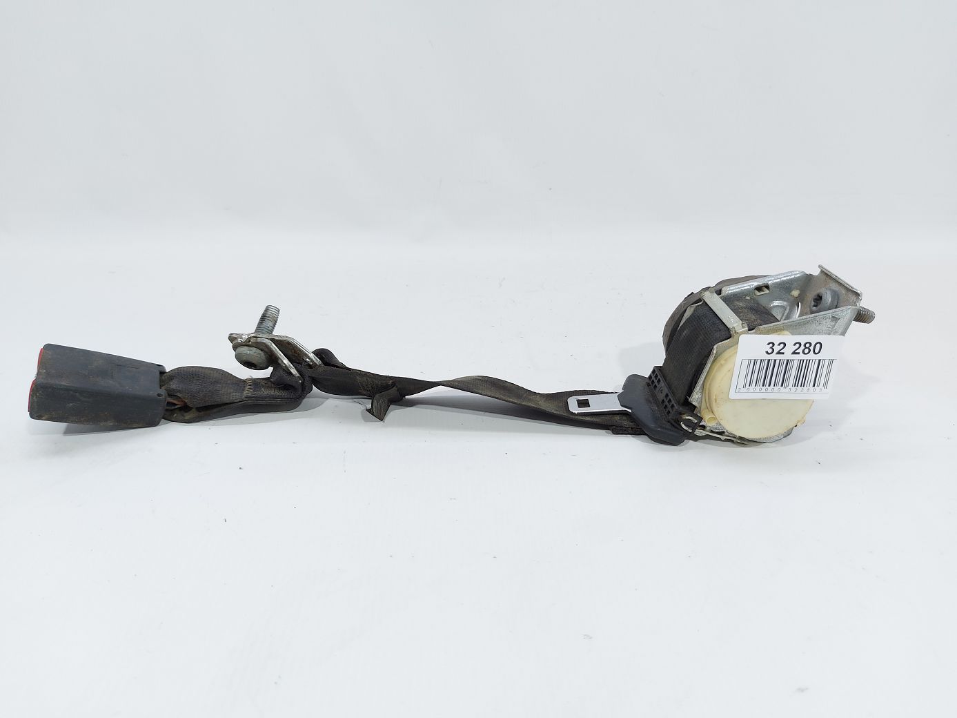 Fiesta sedan. Ремень безопасности задний центральный Ford Fiesta sedan 2011-2019 BE8Z54611B66AA Ford Fiesta sedan