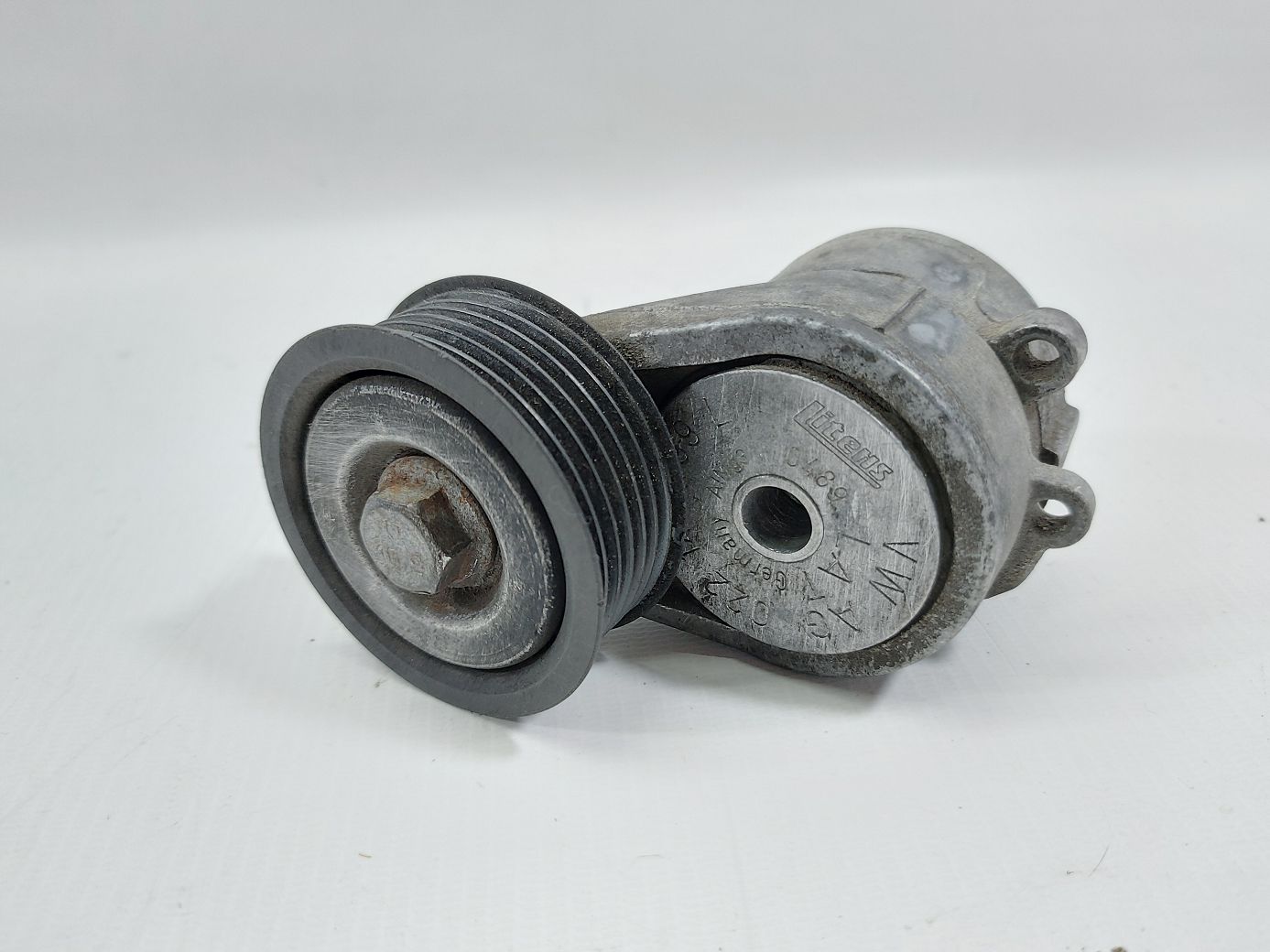 Passat. Ролик натяжной ремня генератора Volkswagen Passat 2006-2018 022145299L Volkswagen Passat