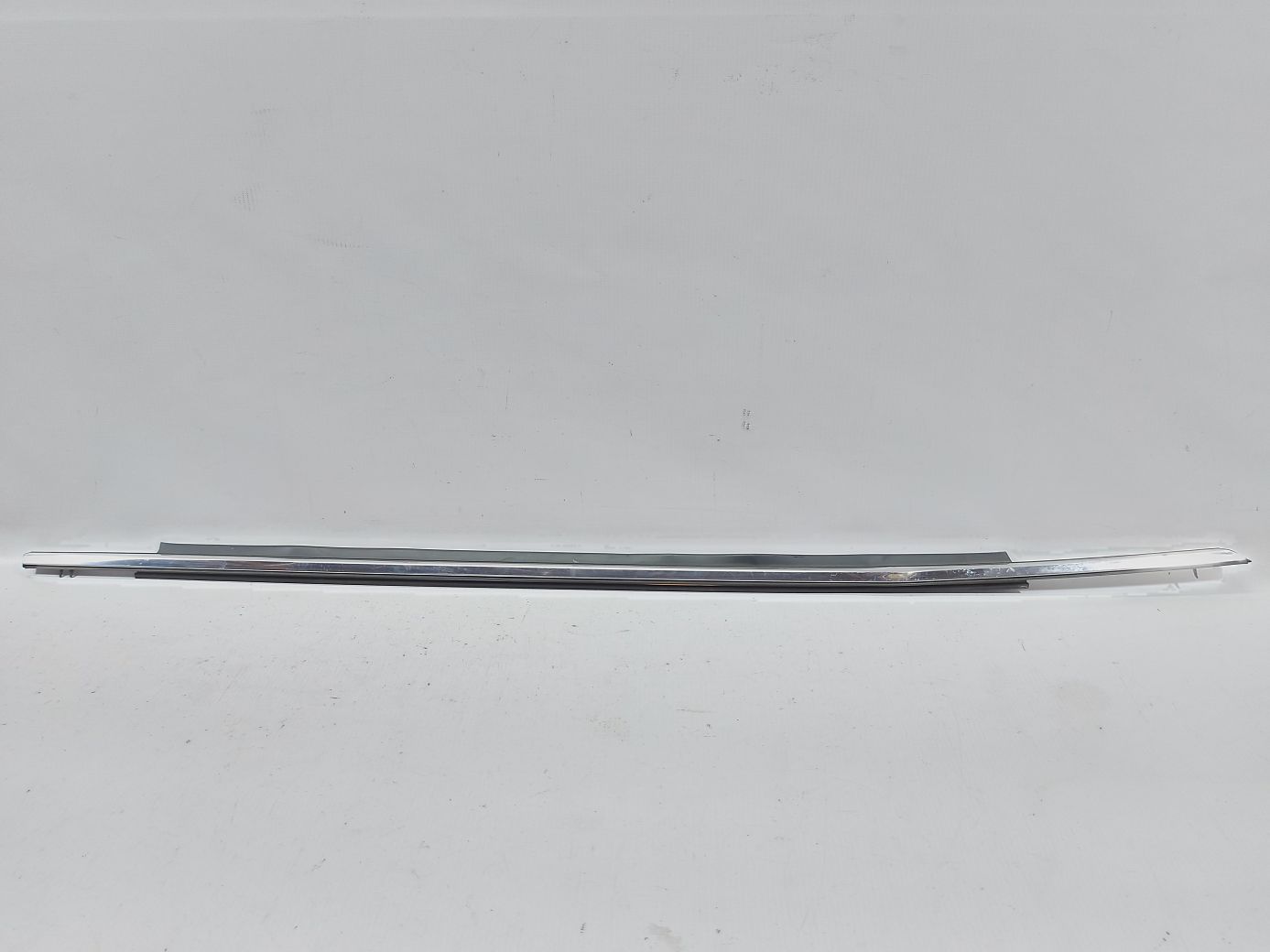 6. Ущільнювальна гумка скла двері передньої правої зовнішня (хром) Mazda 6 2014-2021 GHP950640F Mazda 6 6. Ущільнювальна гумка скла двері передньої правої зовнішня (хром) Mazda 6 2014-2021 GHP950640F Mazda 6