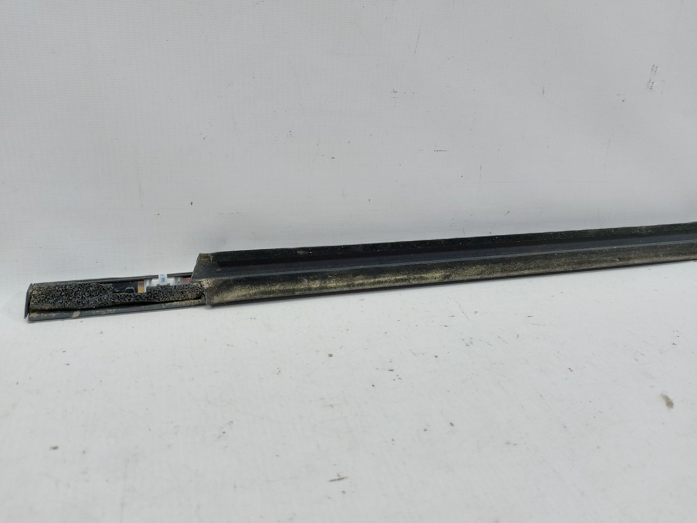 Equinox Ущільнювальна гумка скла двері передньої правої зовнішня (хром) Chevrolet Equinox 2011-2017 23193173 Chevrolet Equinox 4