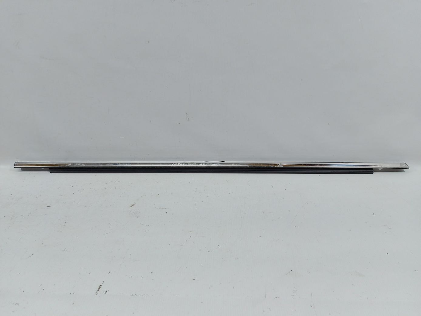 Equinox. Ущільнювальна гумка скла двері передньої правої зовнішня (хром) Chevrolet Equinox 2011-2017 23193173 Chevrolet Equinox