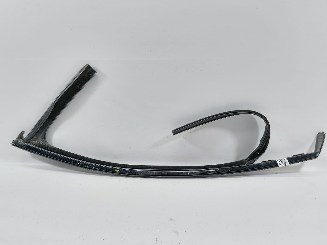 200. Направляюча гумка скла двері передньої лівої Chrysler 200 2015-2017 68159993AD Chrysler 200