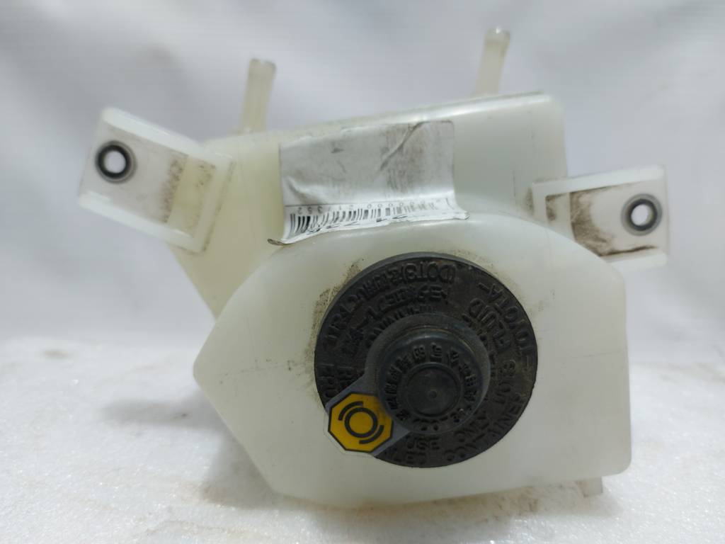 Prius c Бачок тормозного цилиндра Toyota Prius C 2012-2013 4722052300 Toyota Prius C 3 Prius c Бачок тормозного цилиндра Toyota Prius C 2012-2013 4722052300 Toyota Prius C 3