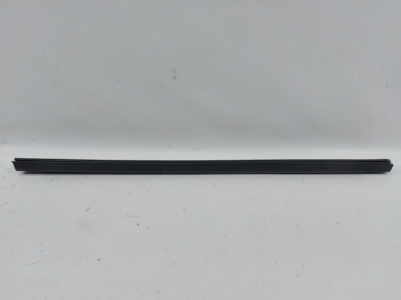 Volt. Уплотнительная резинка стекла двери задней левой наружная Chevrolet Volt 2011-2015 22796904 Chevrolet Volt