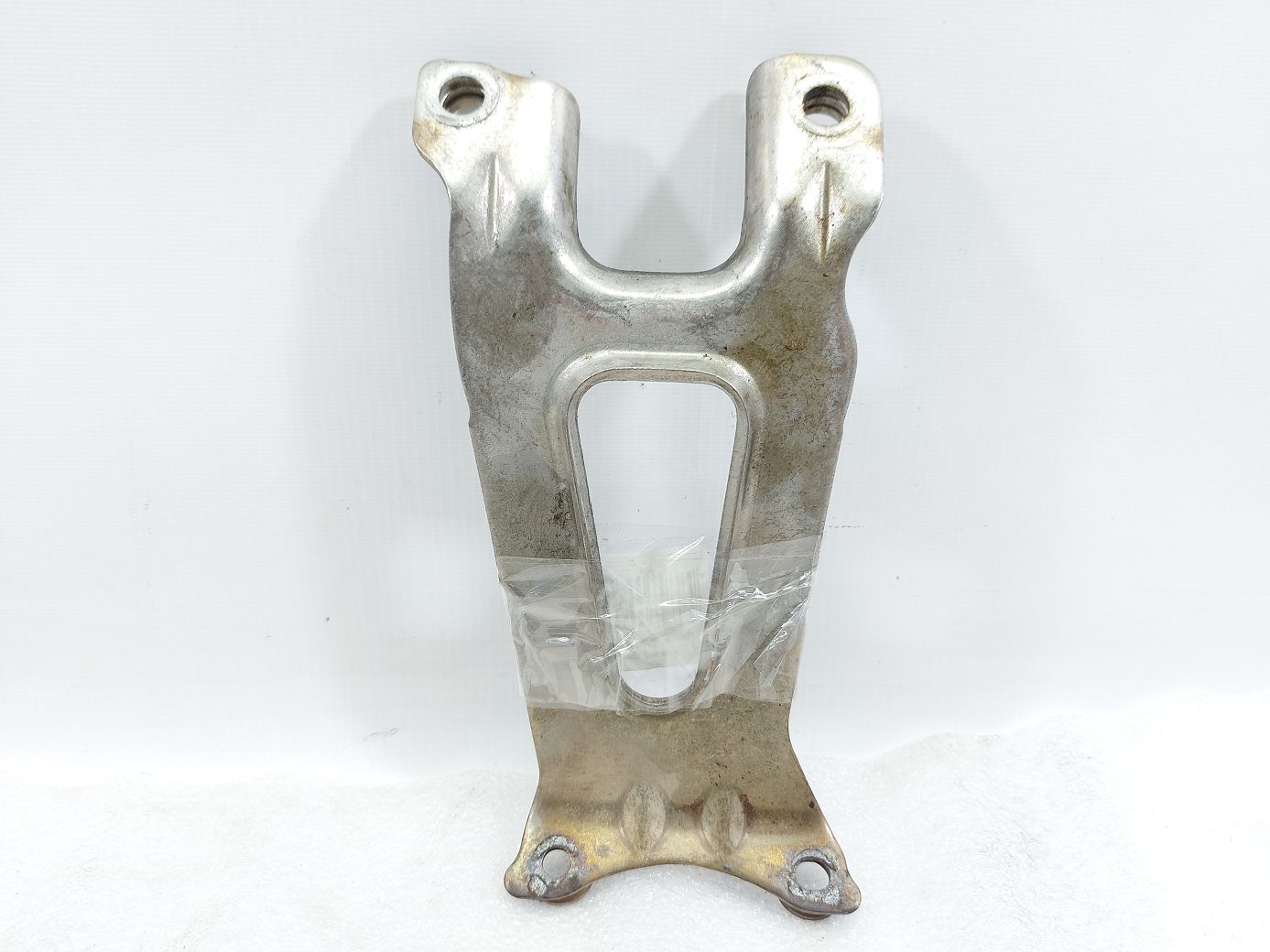 Regal Кронштейн термоекрана нижній Buick Regal 2016 12650097 Buick Regal 2