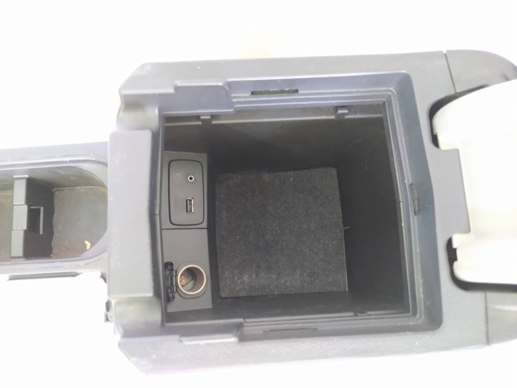 Forester Консоль підлокітника Subaru Forester 2014-2018 92113SG010 Subaru Forester 6