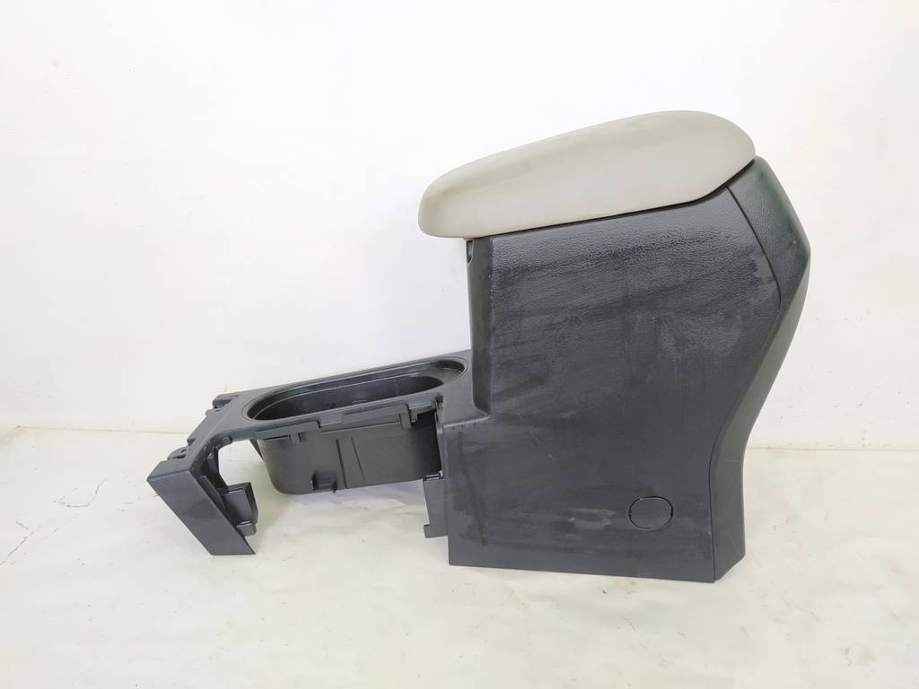 Forester. Консоль підлокітника Subaru Forester 2014-2018 92113SG010 Subaru Forester