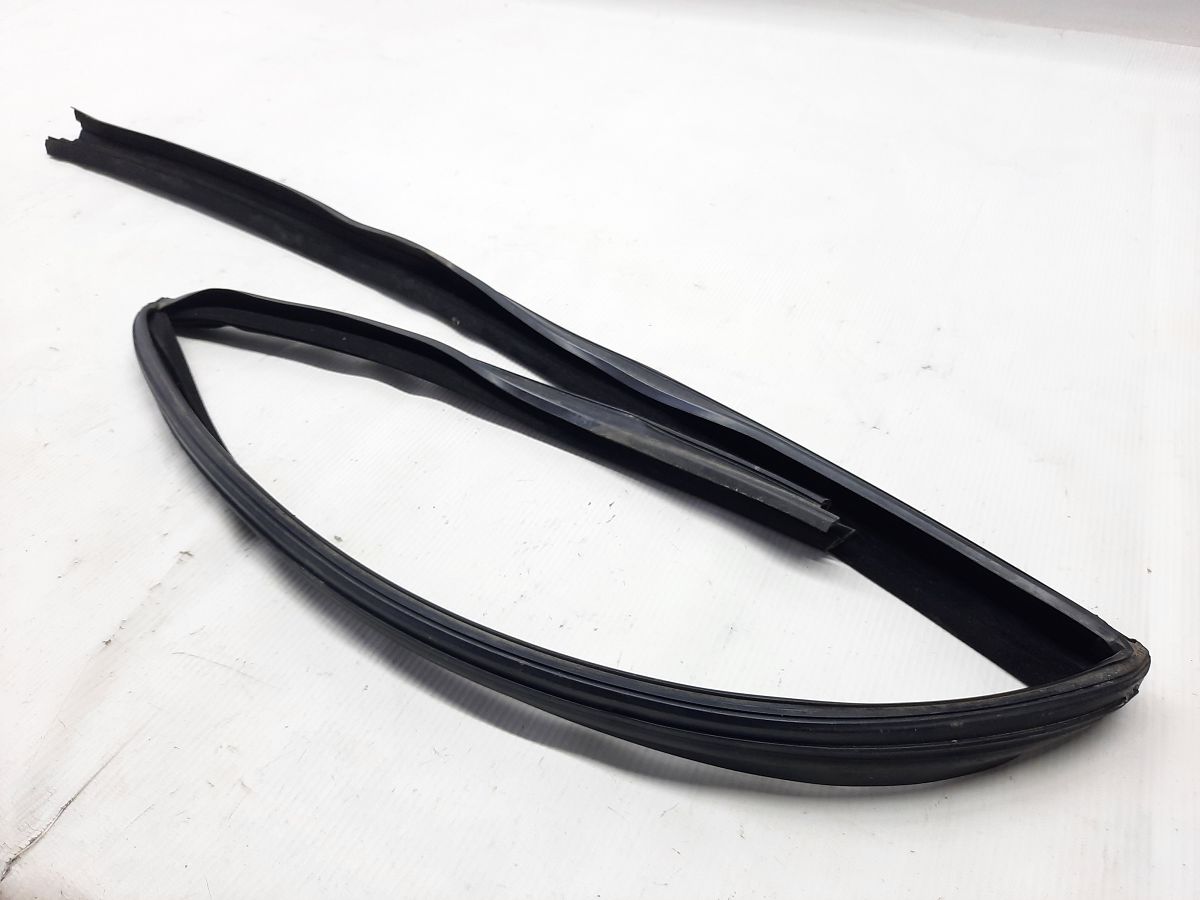 S80 Напрямна гумка скла дверей задньої лівої Volvo S80 2007-2016 31371174 Volvo S80 2