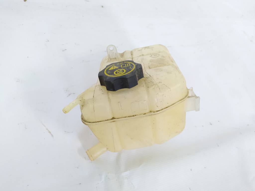 Товари з дефектами. Бачок системи охолодження розширювальний (обламані кріплення) Chevrolet Malibu 2010-2020 22950436 Chevrolet Malibu