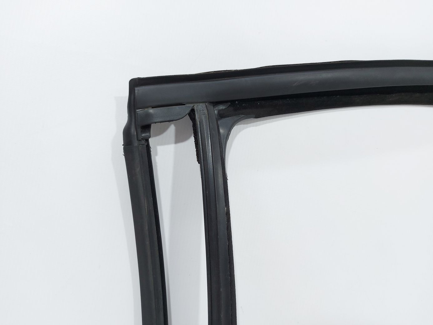 Cruze Направляюча гумка скла двері задньої лівої Chevrolet Cruze 2011-2012 95999487 Chevrolet Cruze 3