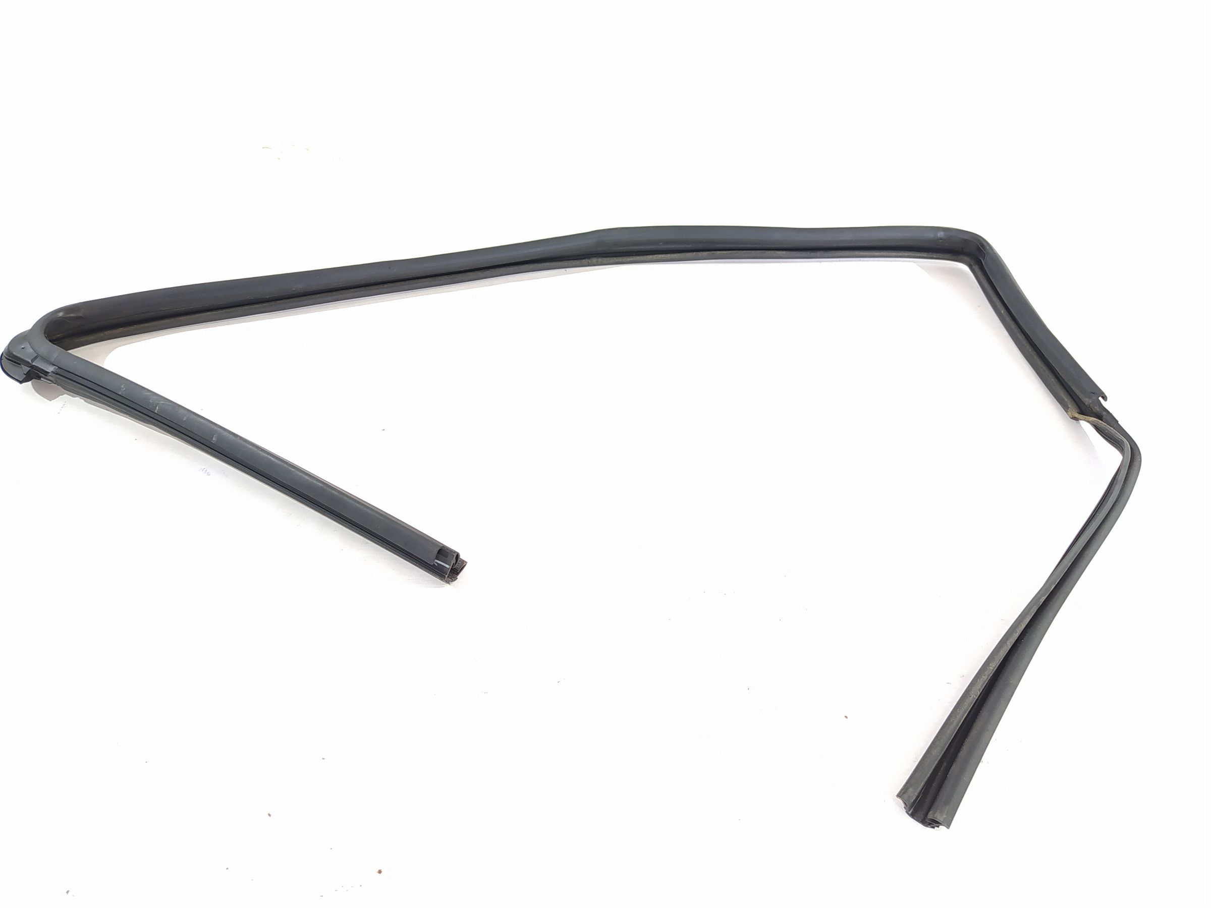 Versa note. Уплотнитель стекла арки двери передней левой Nissan Versa Note 2014-2019 803319ME0A Nissan Versa Note