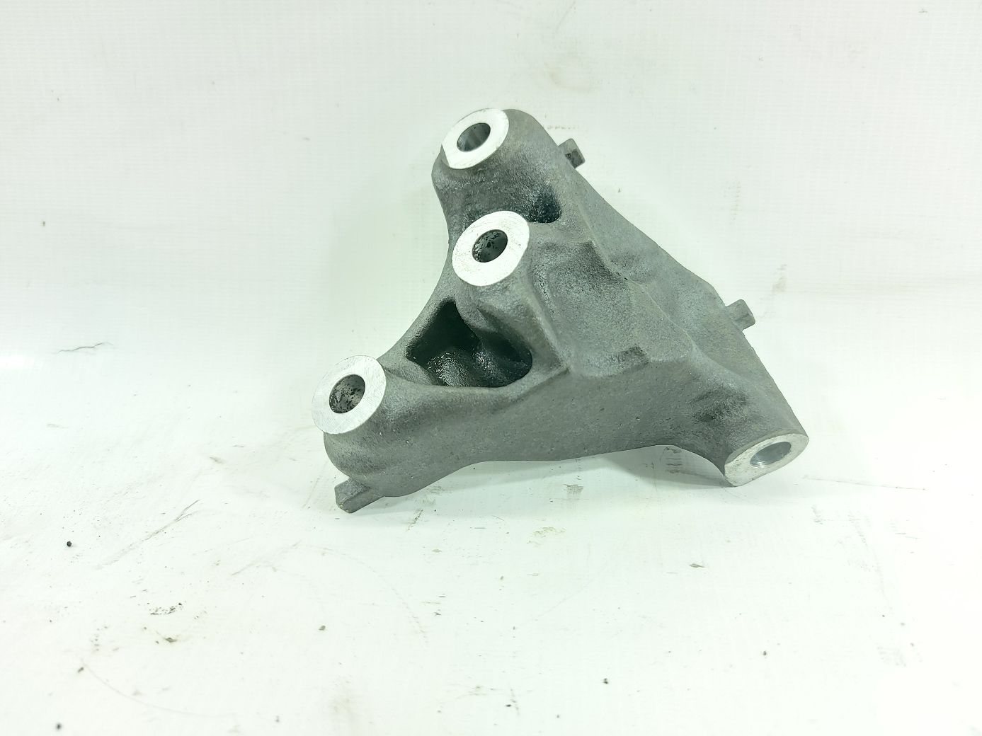 Altima. Кронштейн кріплення генератора Nissan Altima 2014-2018 117103TA0A Nissan Altima