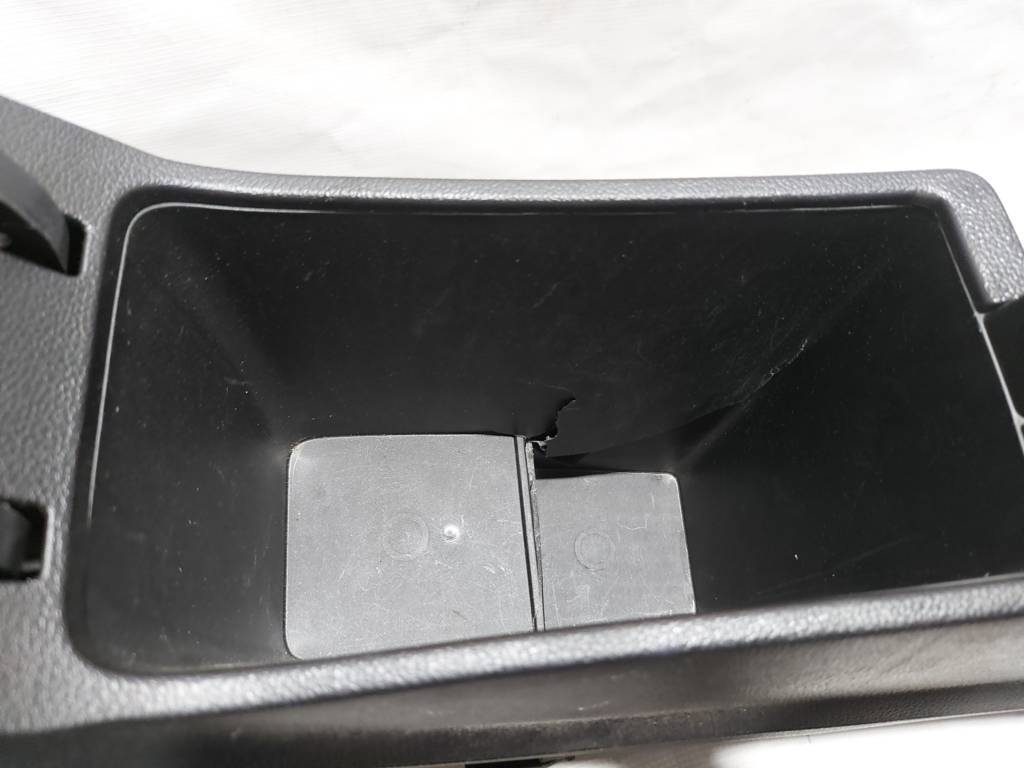 Cruze Консоль центральна Chevrolet Cruze 2016-2017 84037808 Chevrolet Cruze 8 Cruze Консоль центральна Chevrolet Cruze 2016-2017 84037808 Chevrolet Cruze 8