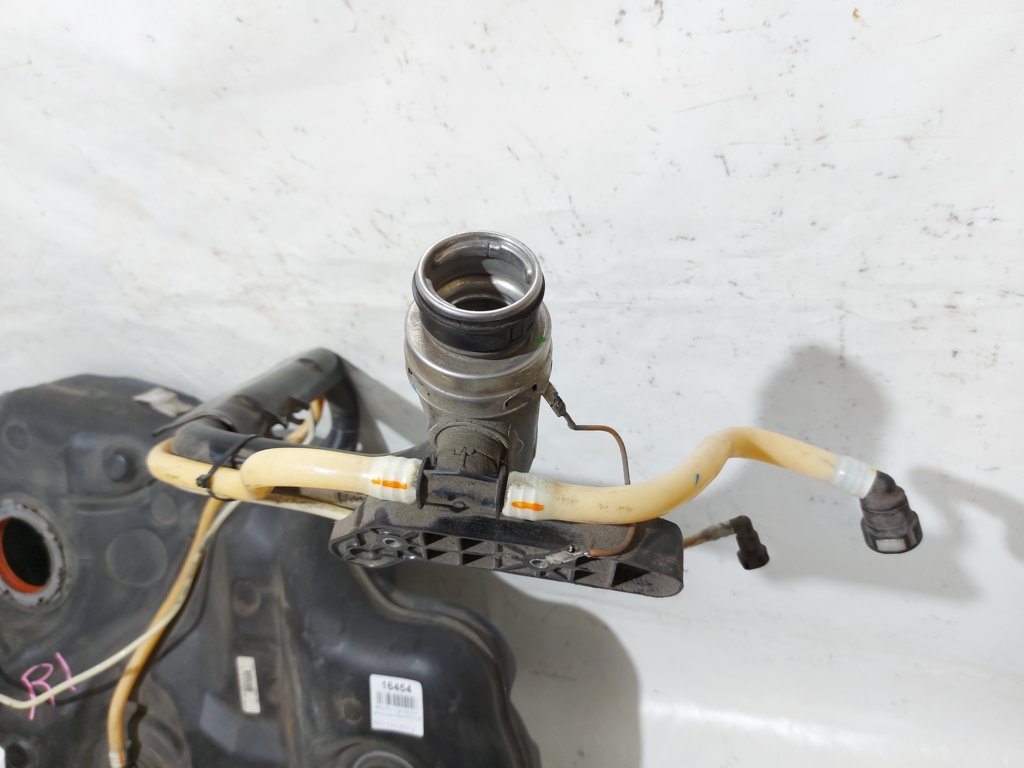 Passat s Бензобак с горловиной Volkswagen Passat S 2012-2016 561201055A Volkswagen Passat S 16