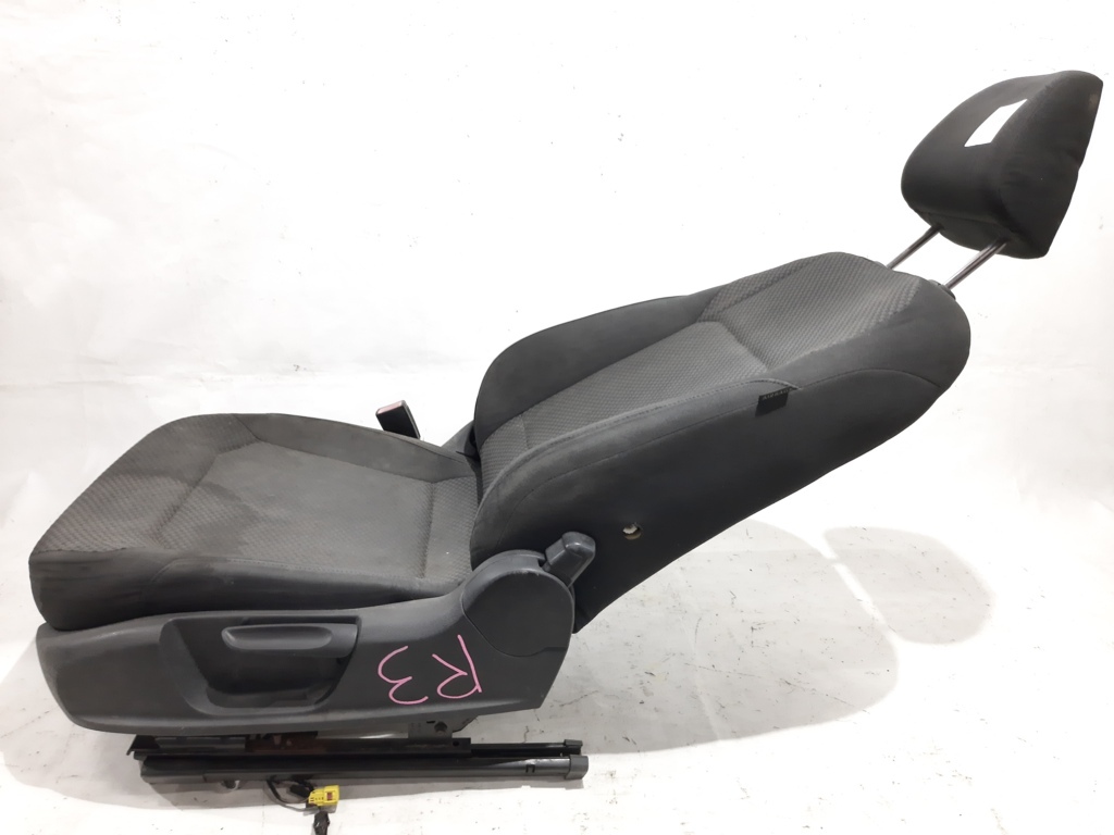 Passat s Сидіння водія Volkswagen Passat S 2011-2018 5C6881105G Volkswagen Passat S 17