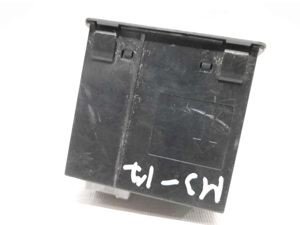 3 USB порт Mazda 3 2014-2018 BHP1669U0B Mazda 3 4