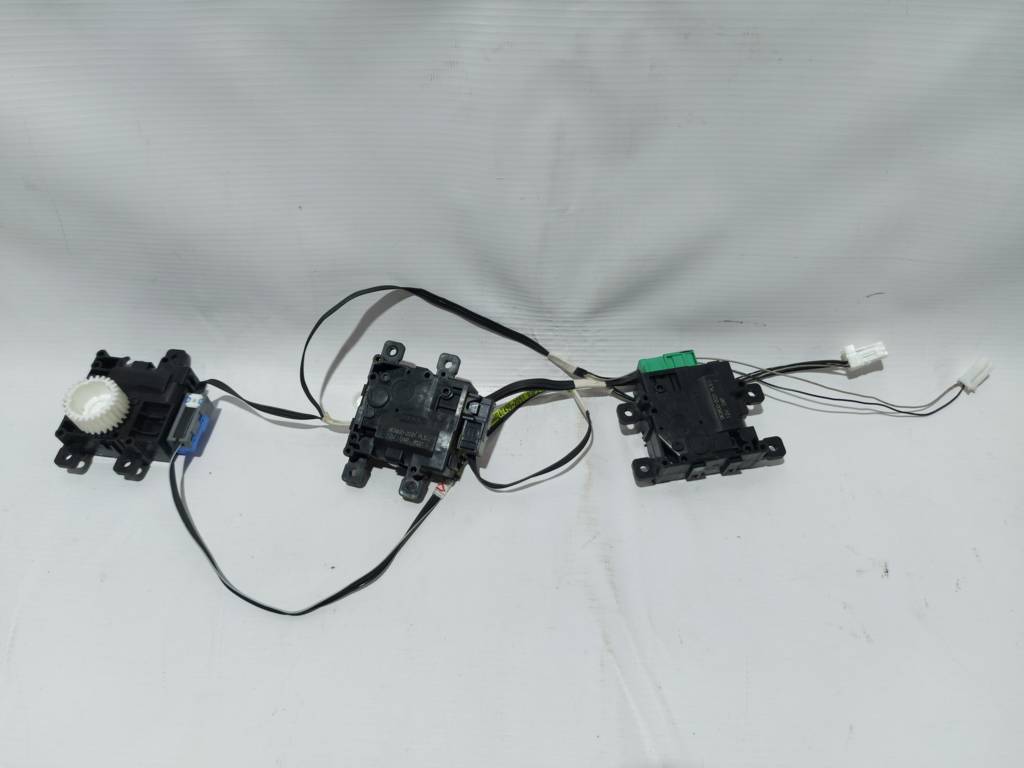 Prius c Моторчик печки заслонки Toyota Prius C 2012-2019 8710652130 Toyota Prius C 3