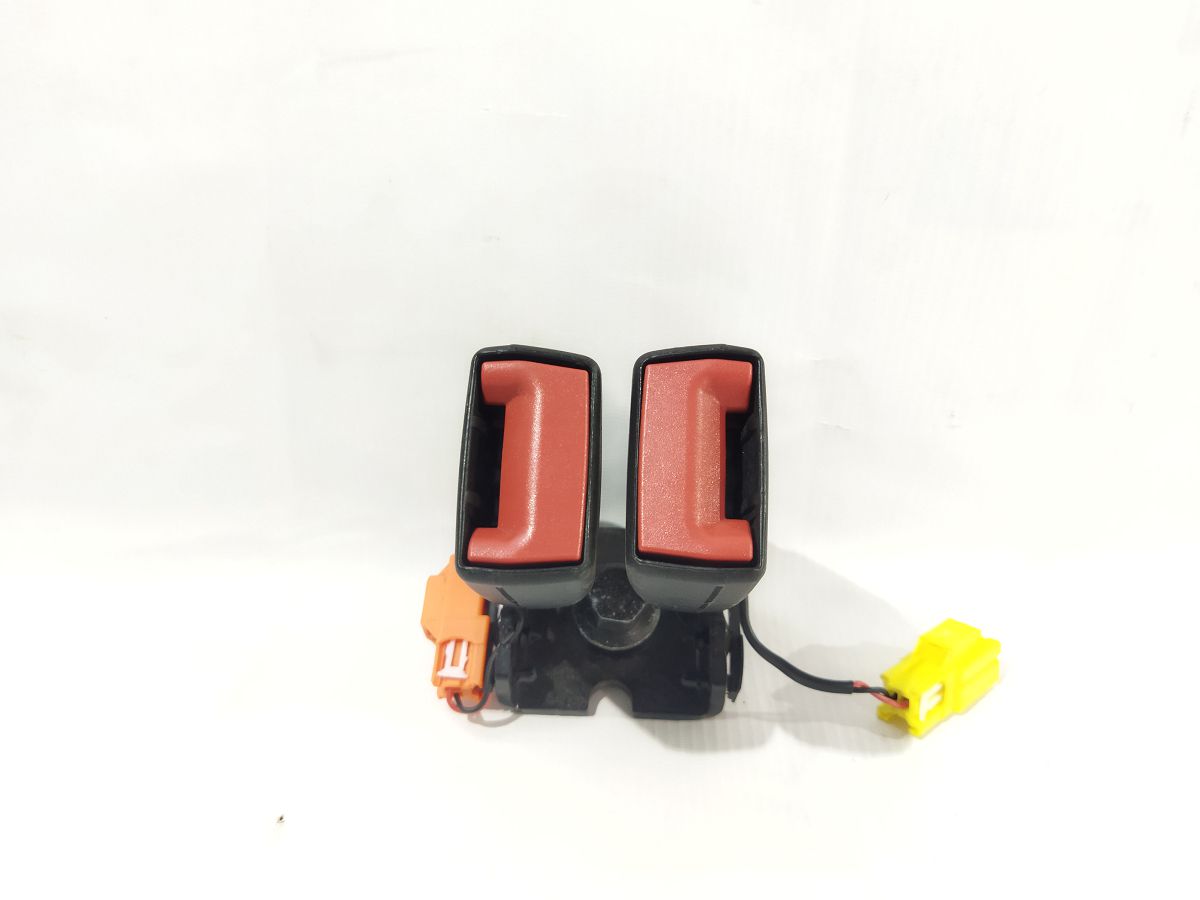 S60 Пряжка задних ремней безопасности правая Volvo S60 2011-2018 31351657 Volvo S60 4