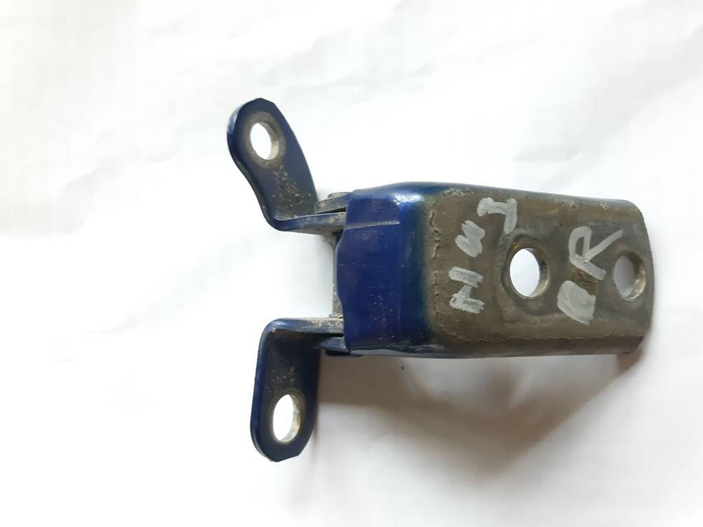 Camry Петля двері задньої правої нижня Toyota Camry 2003-2019 6877002050 Toyota Camry 2