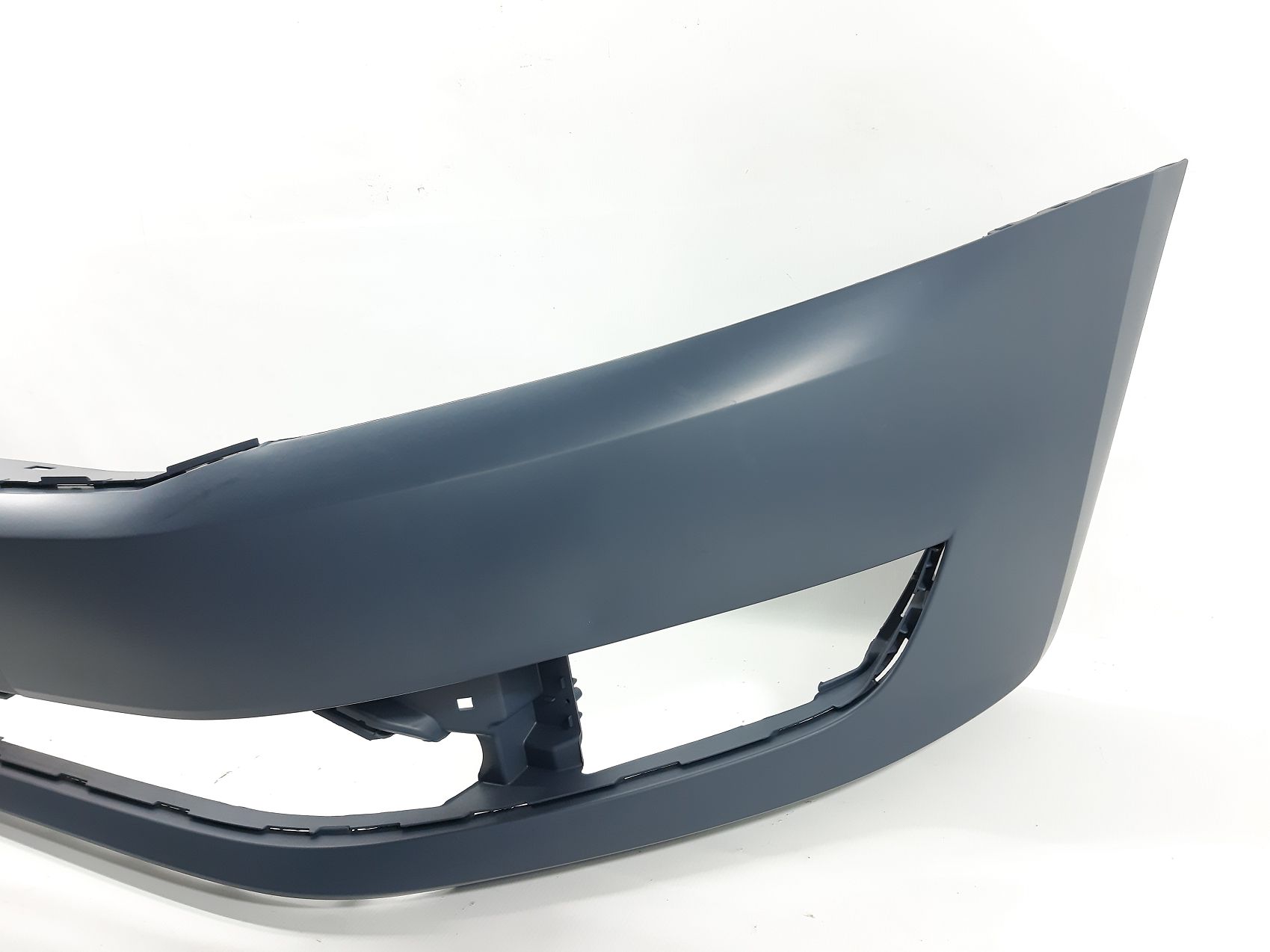 Передні бампери Бампер передній Volkswagen В7 2011-2015 561-807-217-B-GRU Volkswagen B7 4