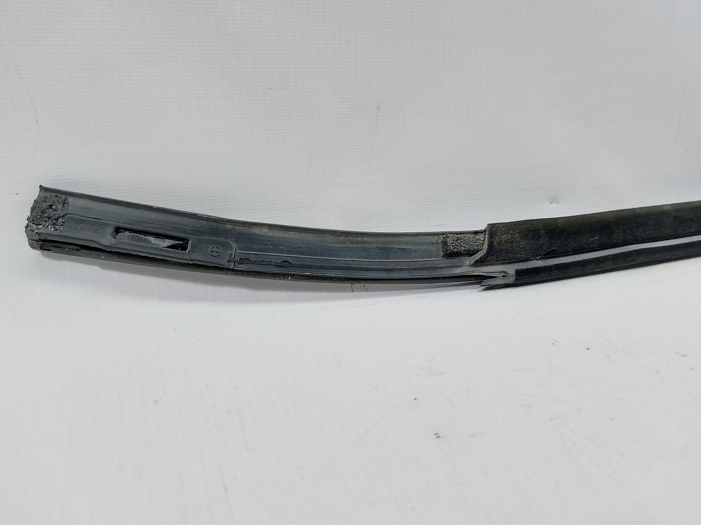 Dart Ущільнювальна гумка скла двері передньої правої зовнішня Dodge Dart 2013-2016 68082798AC Dodge Dart 6