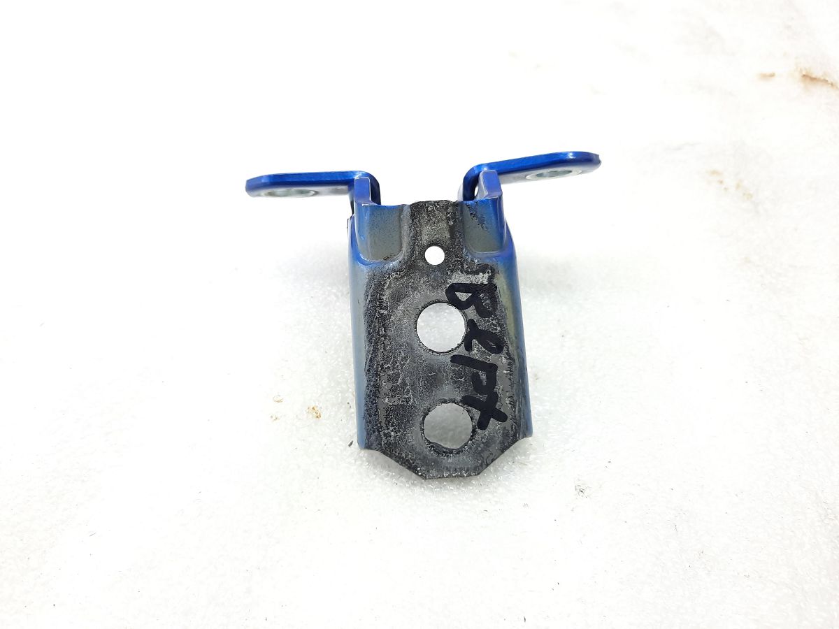 Versa Петля дверей передньої лівої верх/низ Nissan Versa 2012-2019 824201KA0A Nissan Versa 17
