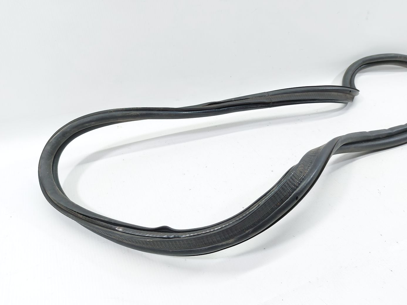 Xf Ущільнювальна гумка багажного отвору (порвана) Jaguar XF 2009-2015 C2Z8332 Jaguar XF 2 Xf Ущільнювальна гумка багажного отвору (порвана) Jaguar XF 2009-2015 C2Z8332 Jaguar XF 2