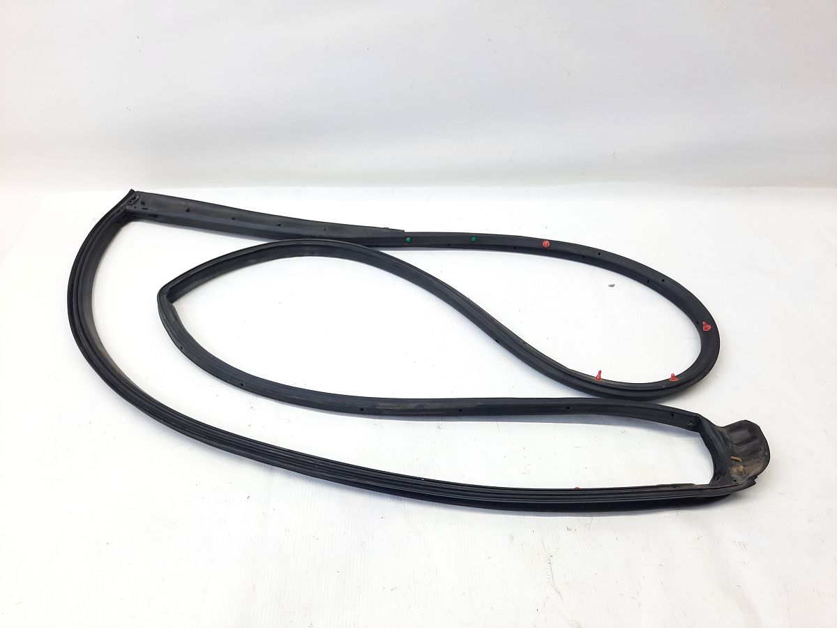 Elantra. Ущільнювальна гумка дверей задньої правої Hyundai Elantra 2017-2020 83140F2000 Hyundai Elantra