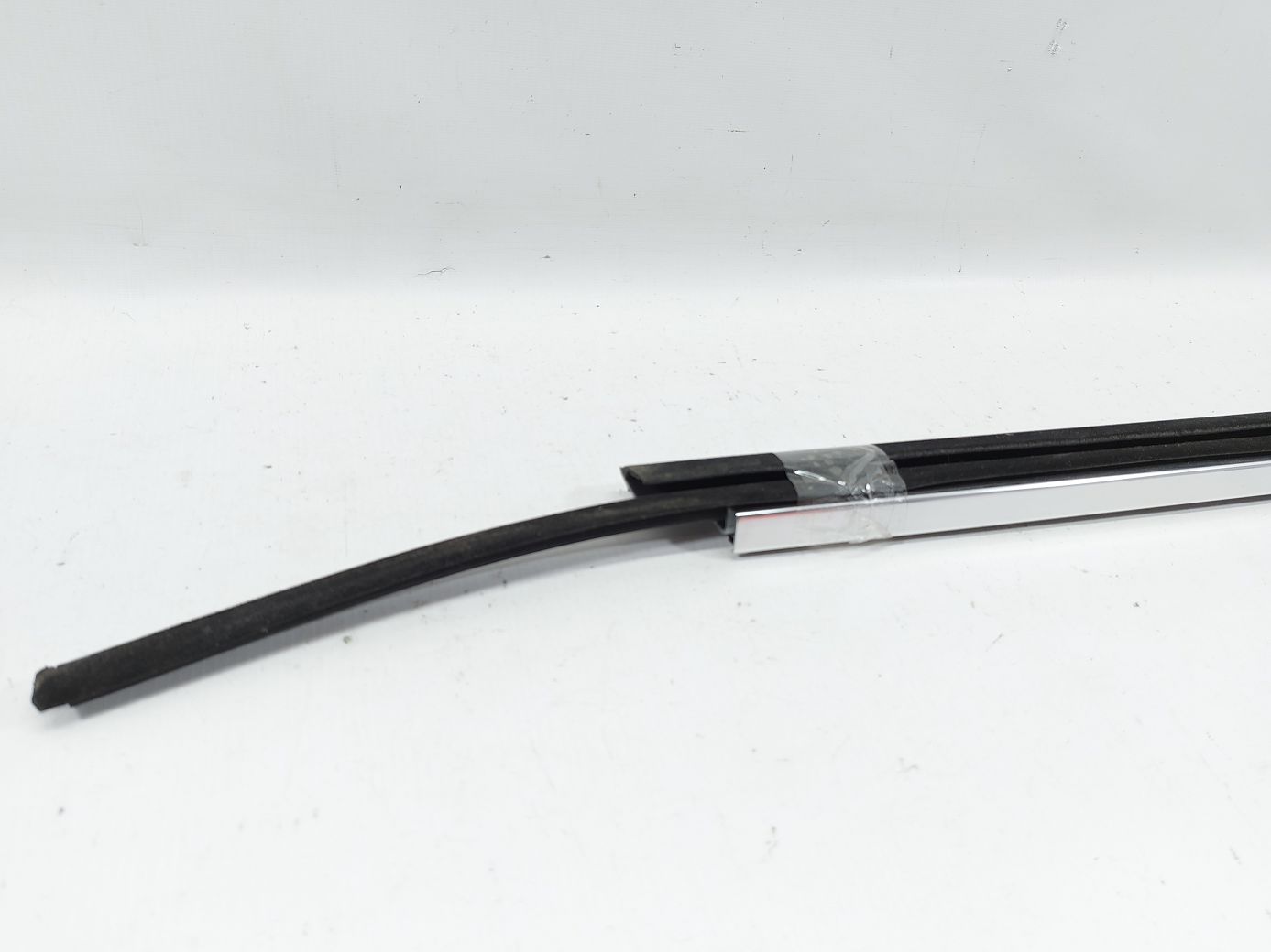 7 series Ущільнювальна гумка скла двері задньої правої внутрішня (хром) BMW 7 2009-2015 51357206452 BMW 7 2