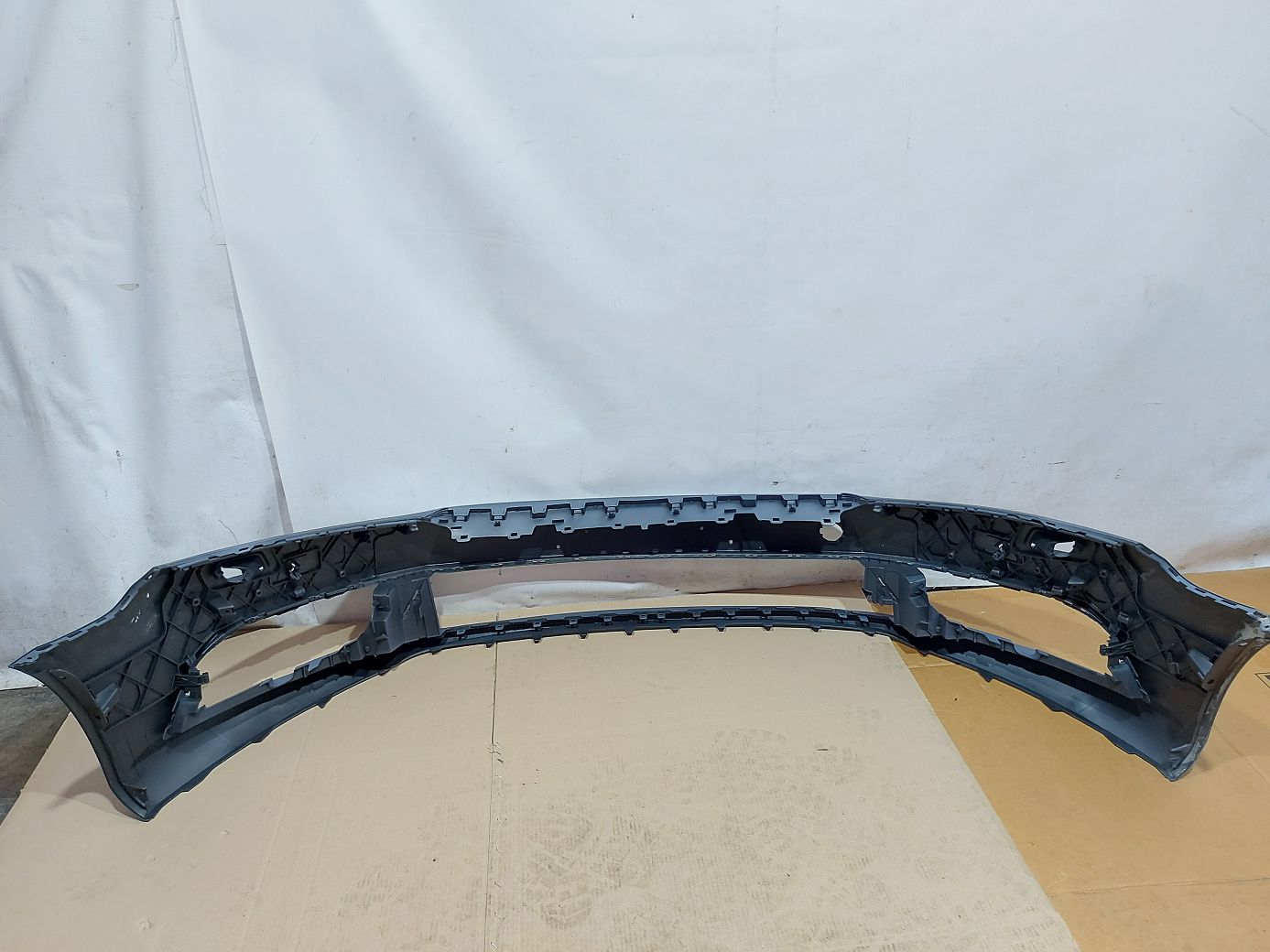 Товары с дефектами Бампер передний (вмятина, сломан угол) Volkswagen Passat CC 2012-2017 3C8807221F Volkswagen Passat CC 9