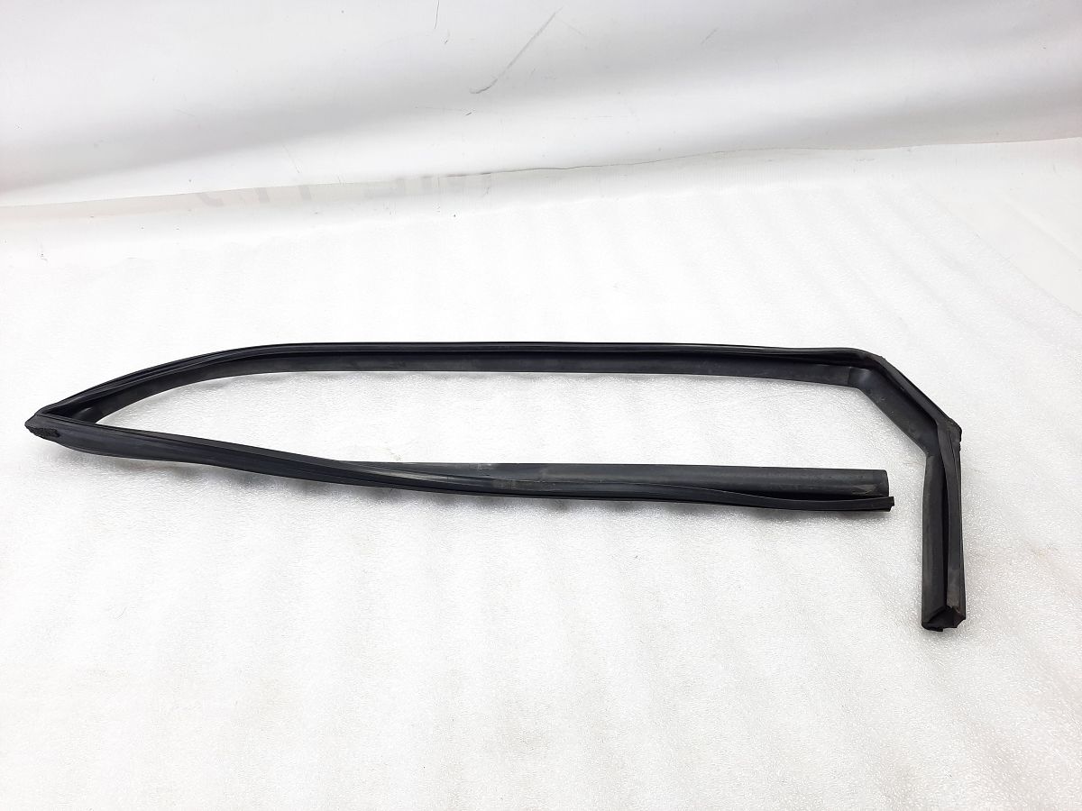 Sonata. Напрямна гумка скла дверей задньої лівої Hyundai Sonata 2011-2015 835303Q000 Hyundai Sonata