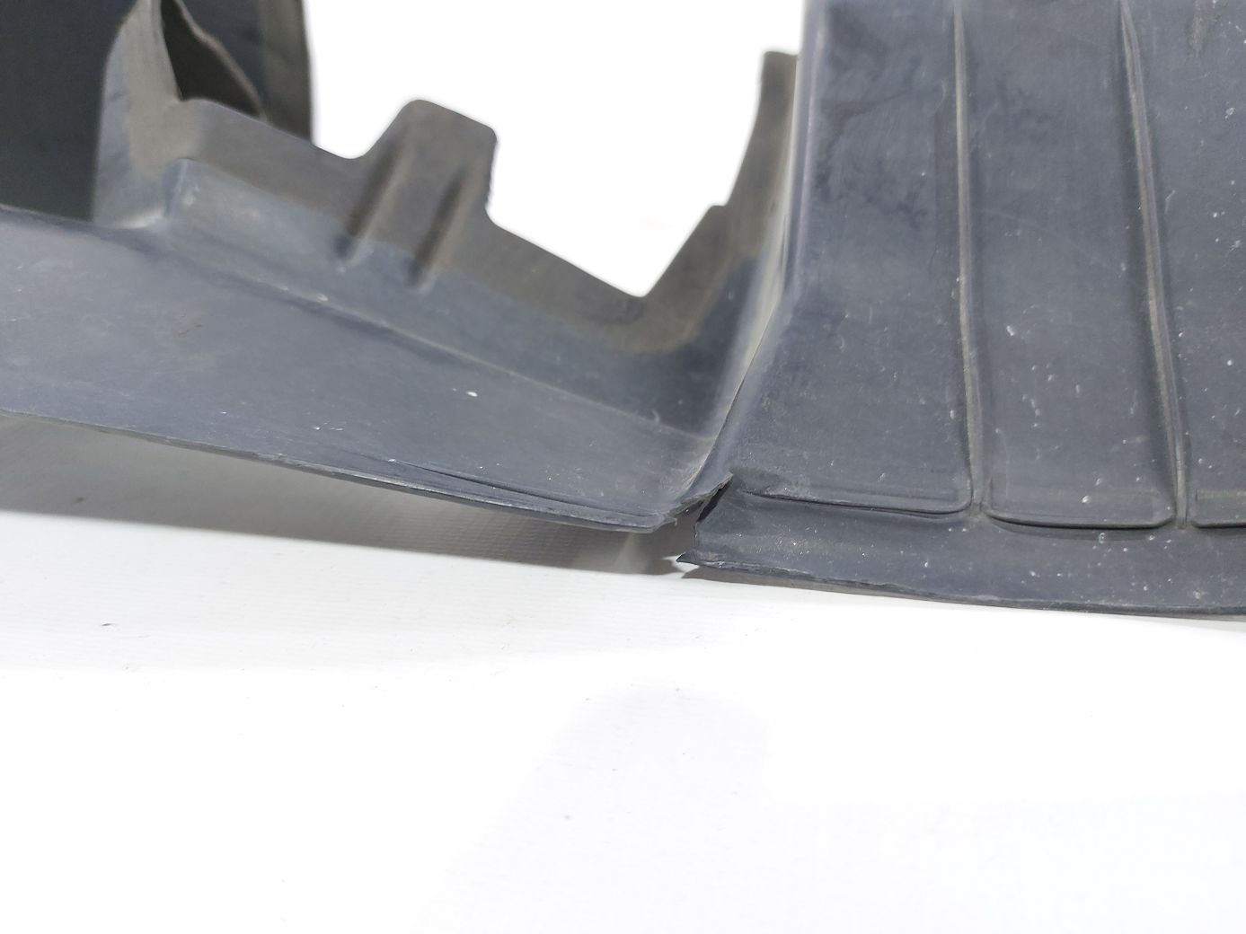 Charger Пильовик радіатора лівий Dodge Charger 2011-2014 57010437 Dodge Charger 3