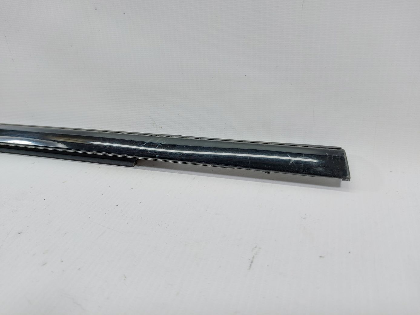 Dart Ущільнювальна гумка скла двері задньої лівої зовнішня (глянець) Dodge Dart 2013-2016 68085083AD Dodge Dart 2