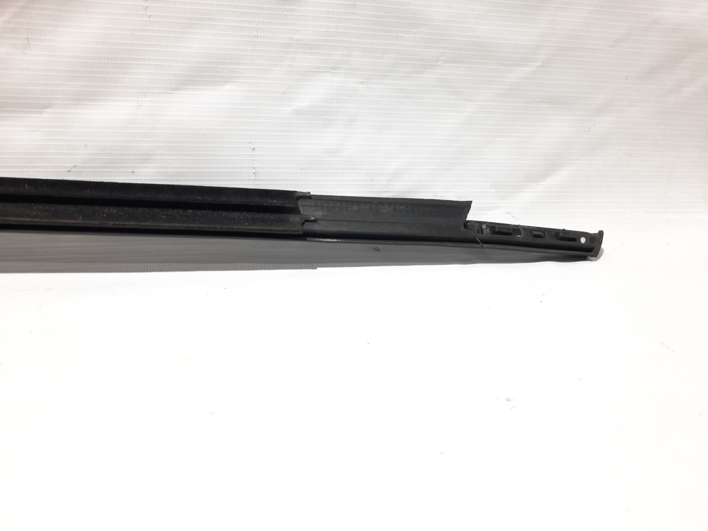 Focus Ущільнювальна гумка скла зовнішніх задніх лівих дверей Ford Focus 2012-2018 BM5Z5825861B Ford Focus 8