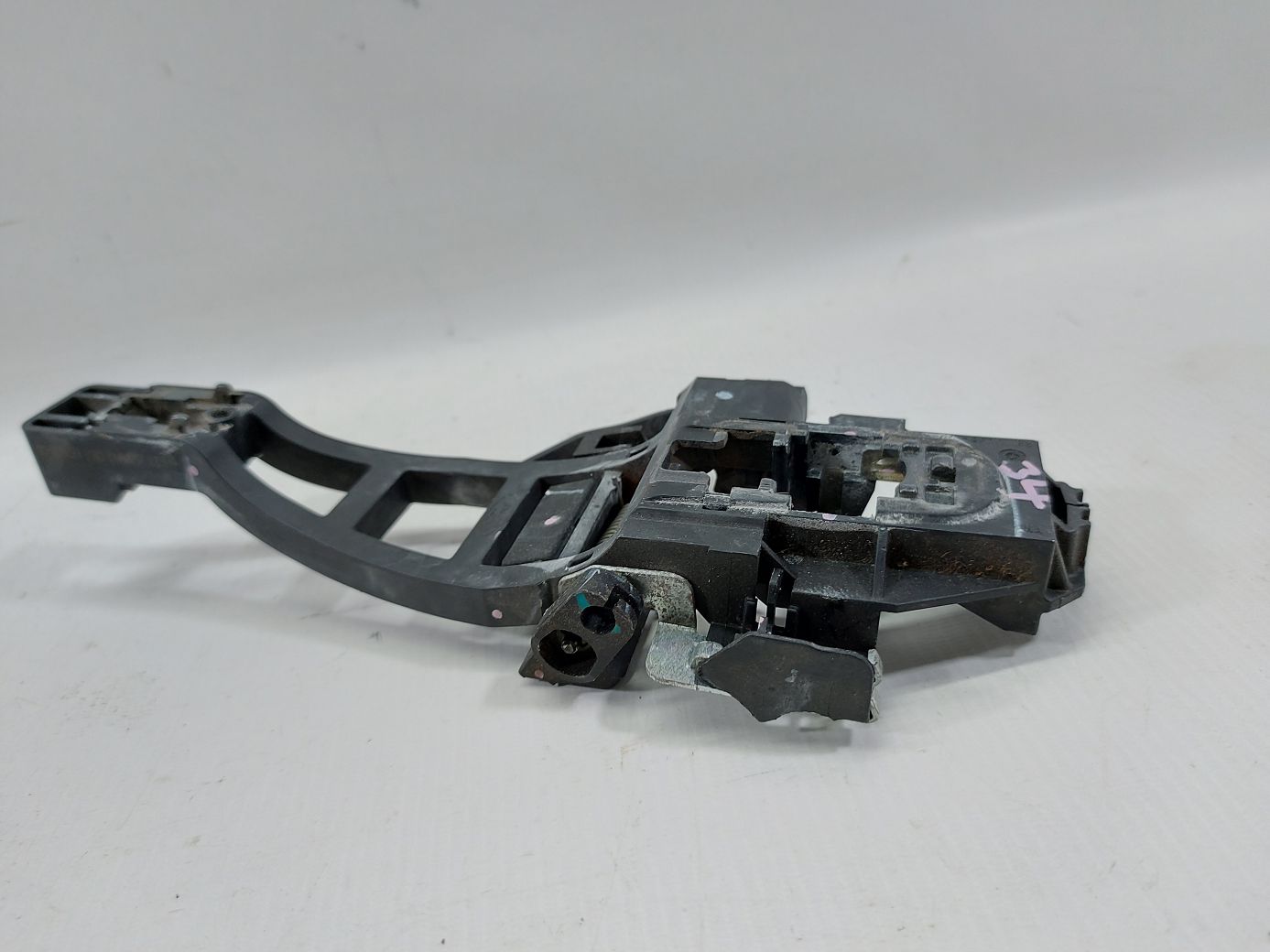 Focus Кронштейн ручки наружной двери задней правой Ford Focus 2012-2014 CM5Z5826684D Ford Focus 3