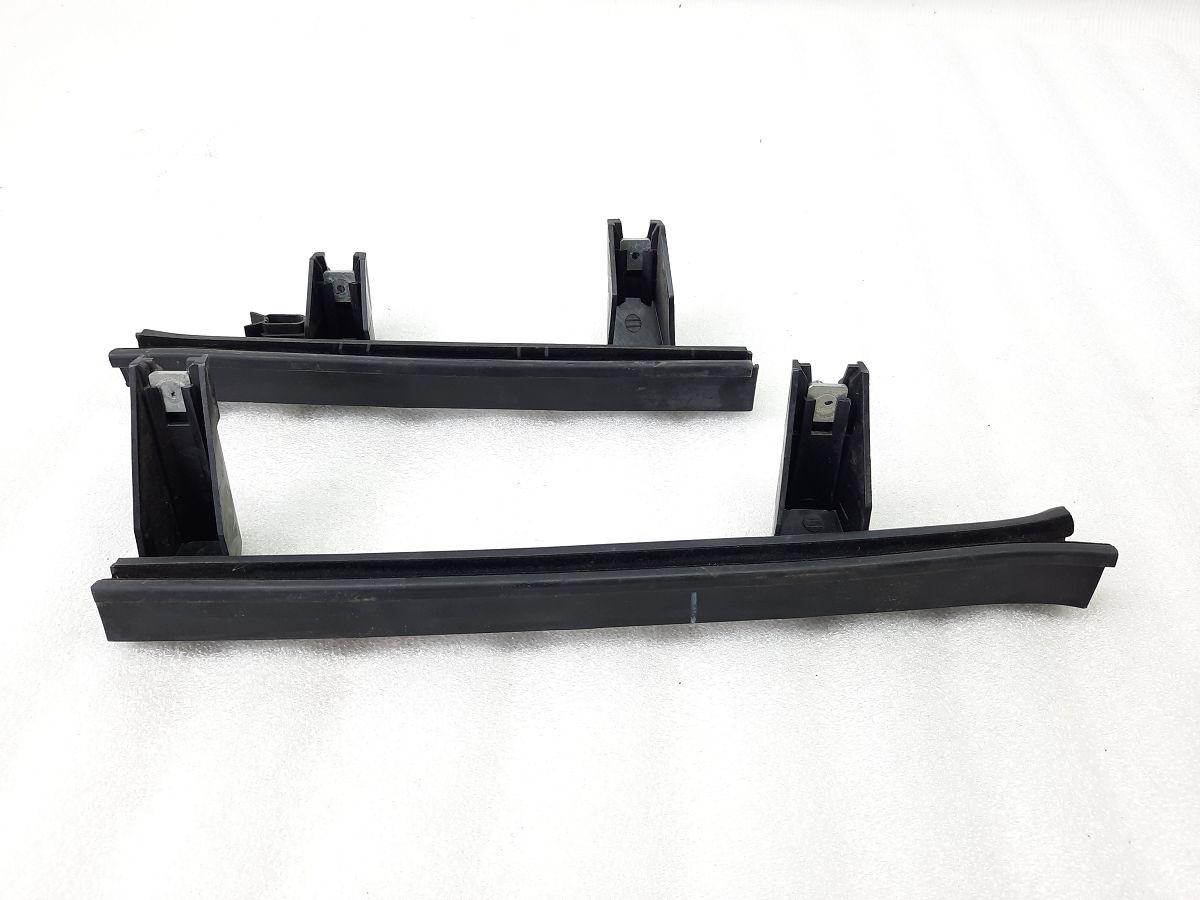 500. Напрямна скло дверей передньої лівої Fiat 500 2012-2018 68070263AA Fiat 500