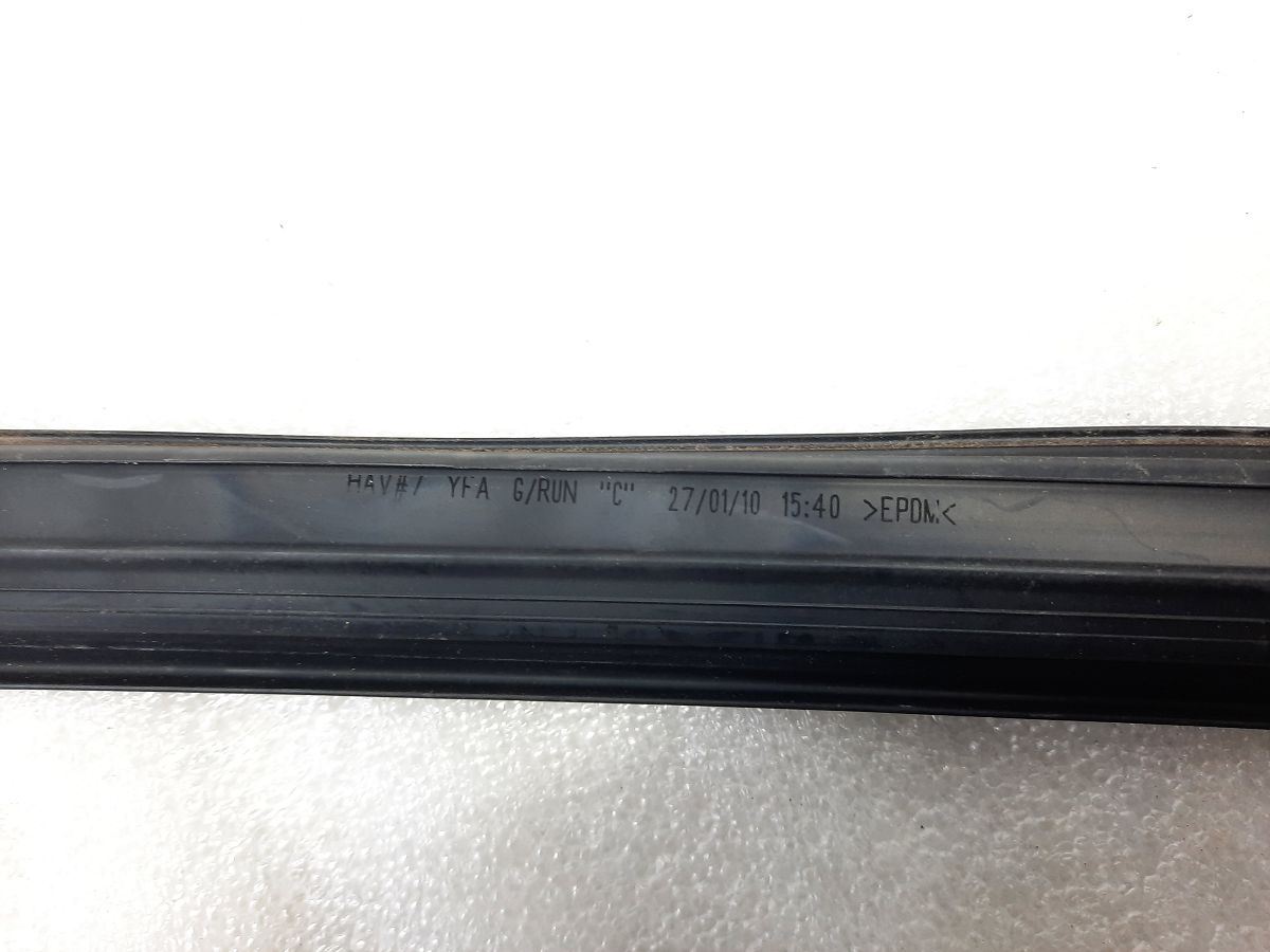 Sonata Напрямна гумка скла дверей задньої лівої Hyundai Sonata 2011-2015 835303Q000 Hyundai Sonata 4