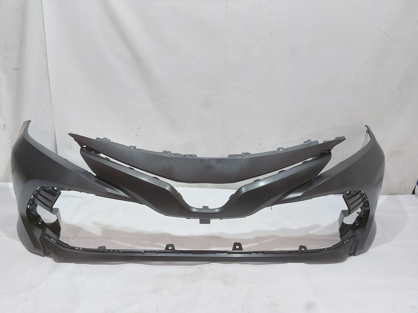 Передние бамперы Бампер передний (LE) Toyota Camry `18-20 Toyota Camry 1