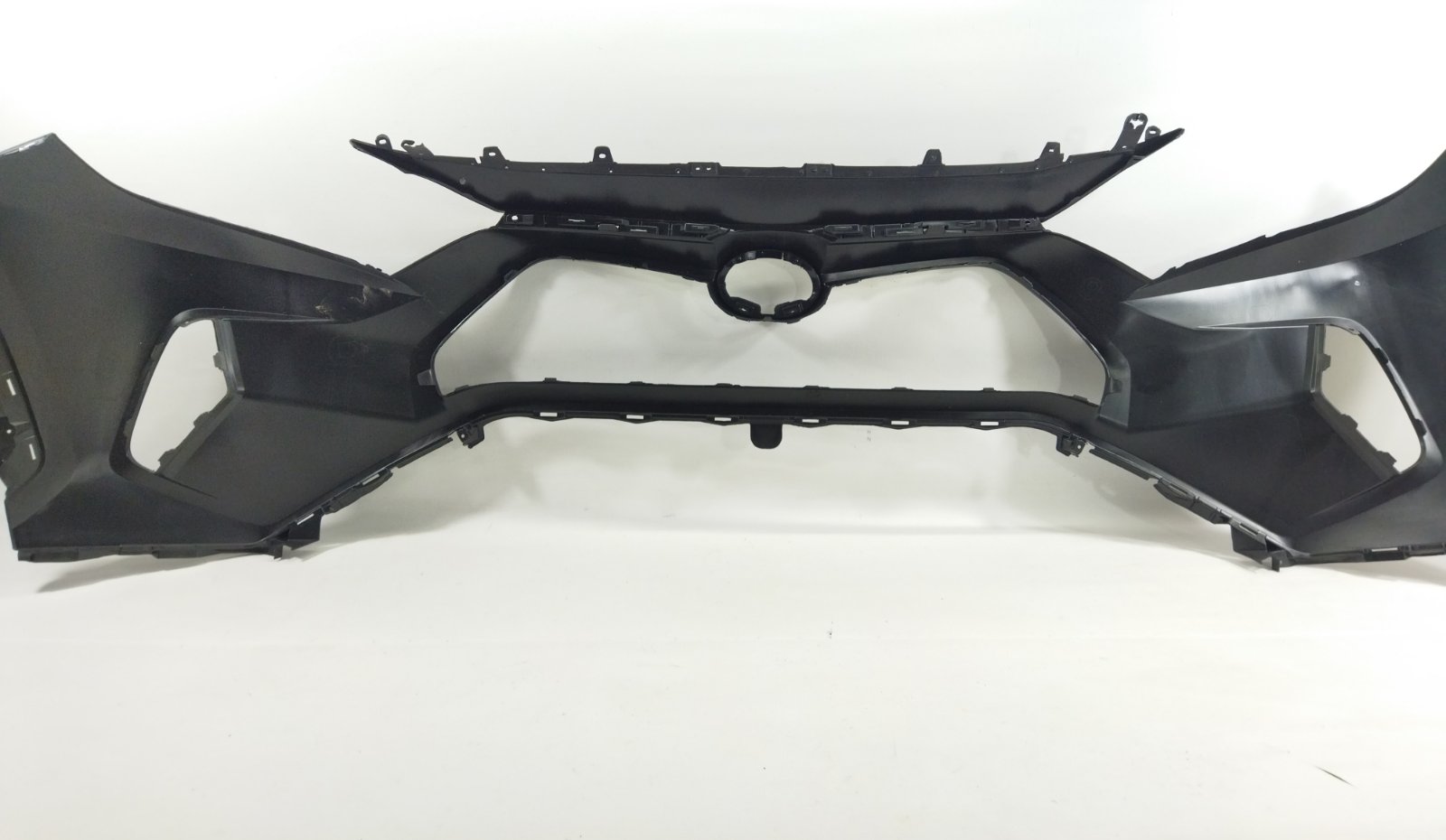 Товары с дефектами Бампер передний (дефект креплений) Toyota RAV-4 2018-2021 521190R919 Toyota RAV-4 2