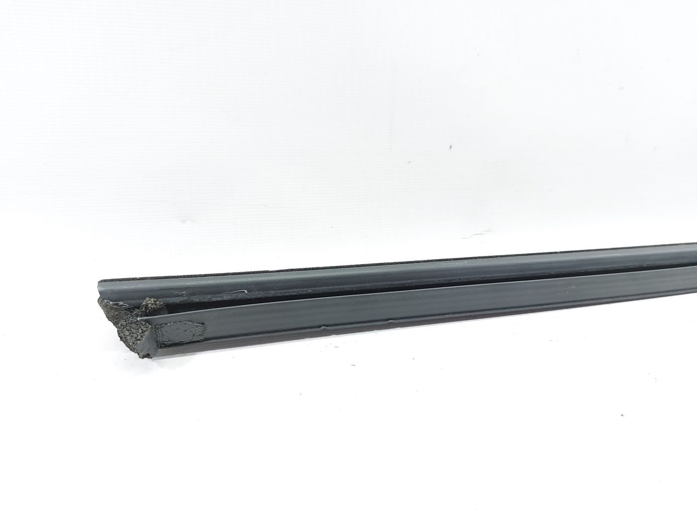 Focus Уплотнительная резинка стекла двери передней левой внутренняя Ford Focus 2012-2015 DM5Z5821457A Ford Focus 3