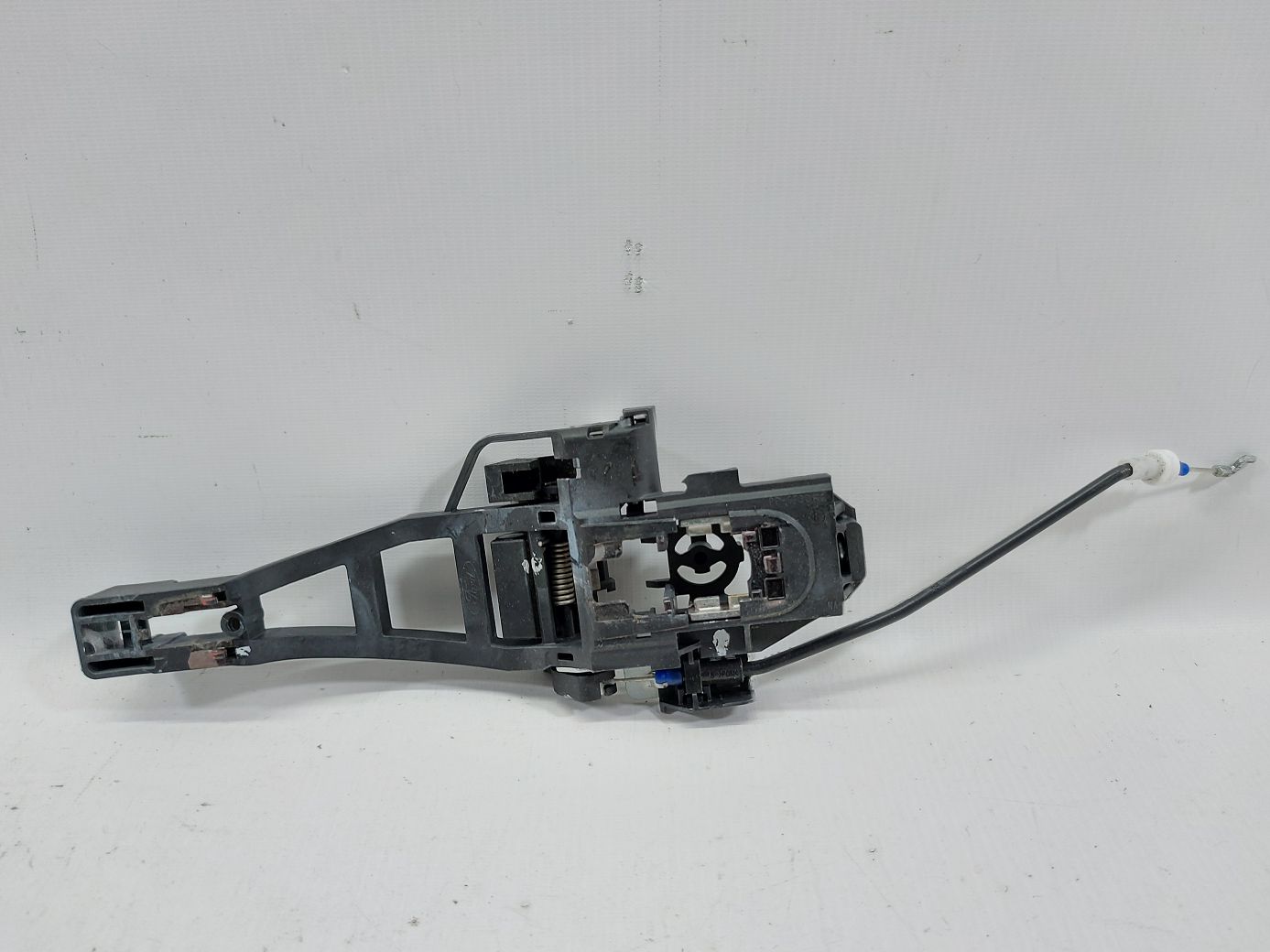 Focus. Кронштейн ручки наружной двери задней правой Ford Focus 2012-2013 CV6Z5826684B Ford Focus