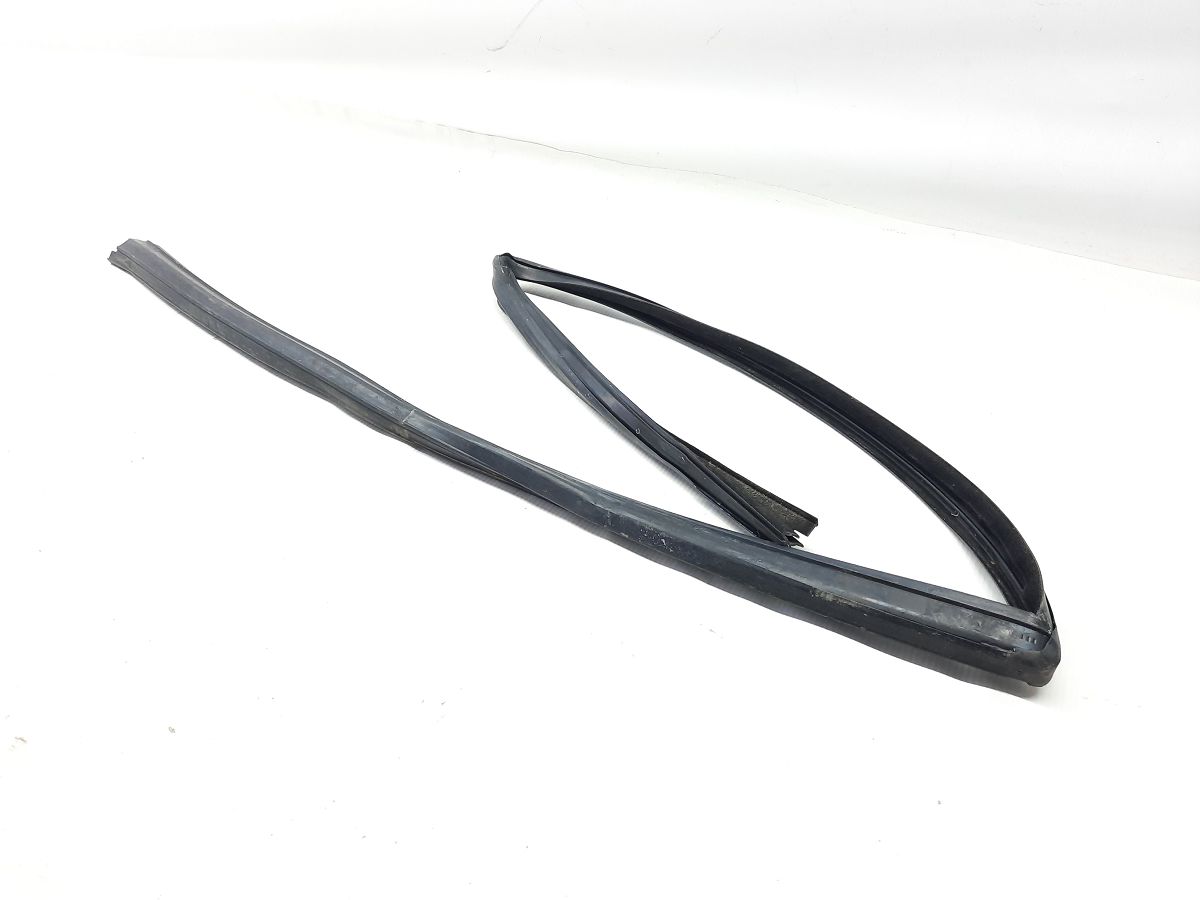 S80. Напрямна гумка скла дверей задньої лівої Volvo S80 2007-2016 31371174 Volvo S80