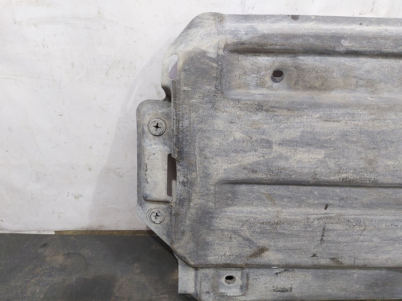 Dart Захист днища центральний лівий Dodge Dart 2013-2019 68082725AE Dodge Dart 4