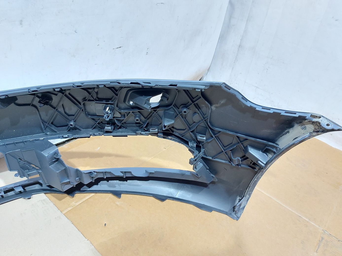 Товары с дефектами Бампер передний (вмятина, сломан угол) Volkswagen Passat CC 2012-2017 3C8807221F Volkswagen Passat CC 12