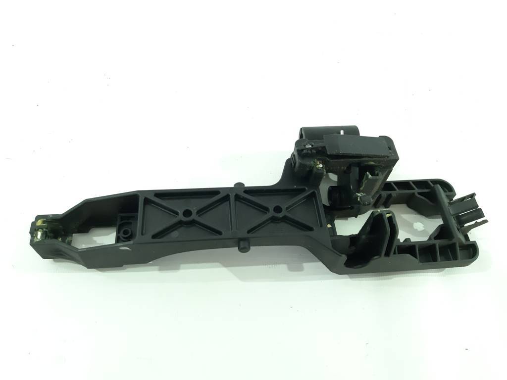 Sorento Кронштейн крепления ручки двери передней левой Kia Sorento 2011-2015 826551U100 Kia Sorento 2